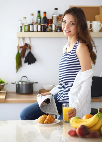 Porträtt av en vacker kvinna som håller glas med välsmakande juice — Stockfoto