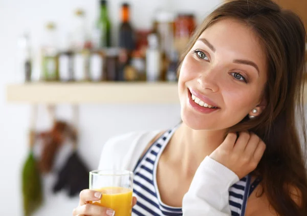 Retrato de una bonita mujer sosteniendo un vaso con sabroso jugo —  Fotos de Stock