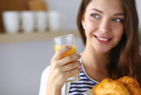 Mujer joven con vaso de jugo y pasteles —  Fotos de Stock