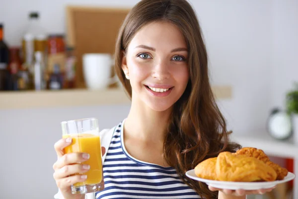 Mujer joven con vaso de jugo y pasteles —  Fotos de Stock