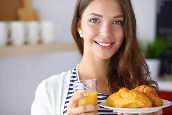 Mujer joven con vaso de jugo y pasteles —  Fotos de Stock