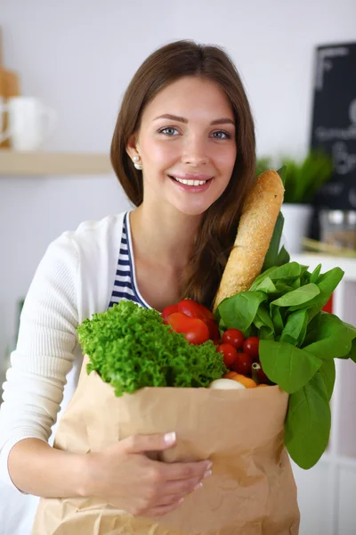 Mujer joven sosteniendo bolsa de la compra de comestibles con verduras — Foto de Stock