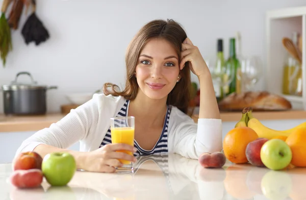 Ritratto di una bella donna che tiene un bicchiere con succo saporito — Foto Stock