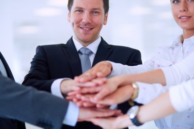 İş adamları kendi elleriyle birlikte bir daire içinde