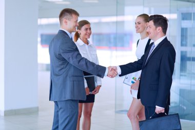 Birbirleri ile el sıkışan iki başarılı iş adamı