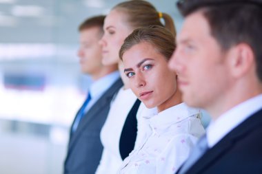 Başarılı iş takım ayakta Office gülümseyen