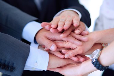 İş adamları kendi elleriyle birlikte bir daire içinde