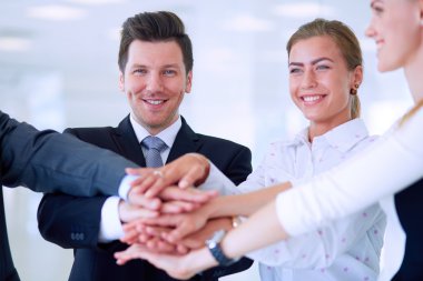 İş adamları kendi elleriyle birlikte bir daire içinde