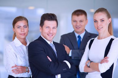 Başarılı iş takım ayakta Office gülümseyen