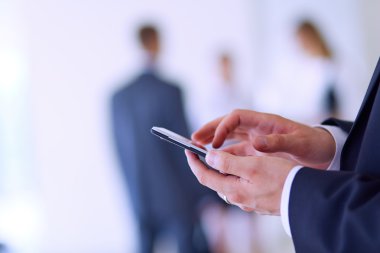 arka planda meslektaşları ile Office genç işadamı portresi