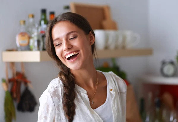 Jeune femme debout près du bureau dans la cuisine — Photo