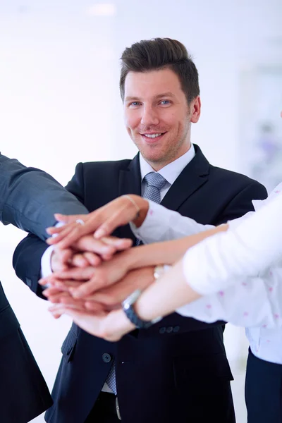 Mensen uit het bedrijfsleven met hun handen samen in een cirkel — Stockfoto