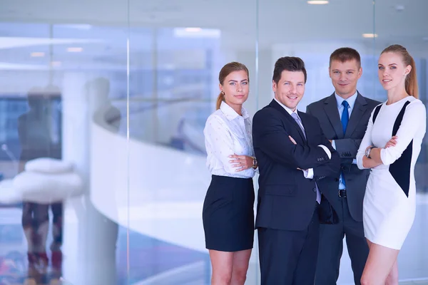 Улыбаясь успешной бизнес-команде, стоящей в офисе — стоковое фото
