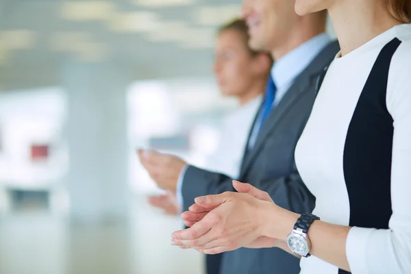 Gli uomini d'affari sorridenti applaudono una buona presentazione in ufficio — Foto Stock