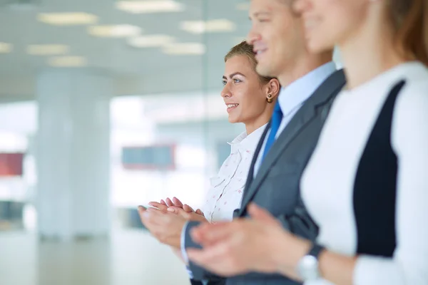 Gli uomini d'affari sorridenti applaudono una buona presentazione in ufficio — Foto Stock