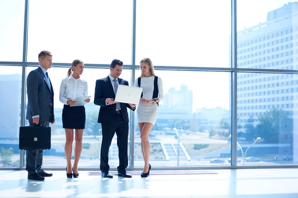 Sorrindo equipe de negócios de sucesso em pé no escritório — Fotografia de Stock