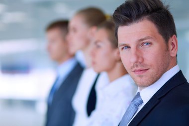 Başarılı iş takım ayakta Office gülümseyen