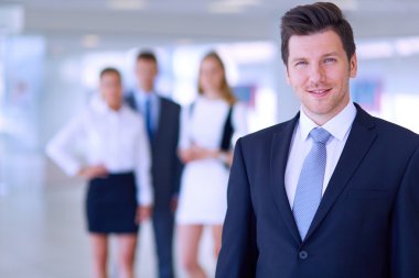 arka planda meslektaşları ile Office genç işadamı portresi