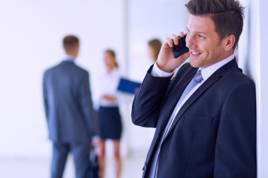 arka planda meslektaşları ile Office genç işadamı portresi