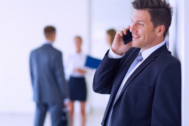 arka planda meslektaşları ile Office genç işadamı portresi