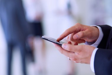 arka planda meslektaşları ile Office genç işadamı portresi