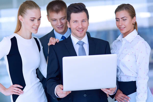 Groep zakenmensen doet presentatie met laptop tijdens vergadering — Stockfoto