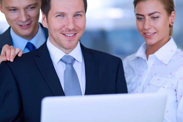 Groep zakenmensen doet presentatie met laptop tijdens vergadering — Stockfoto