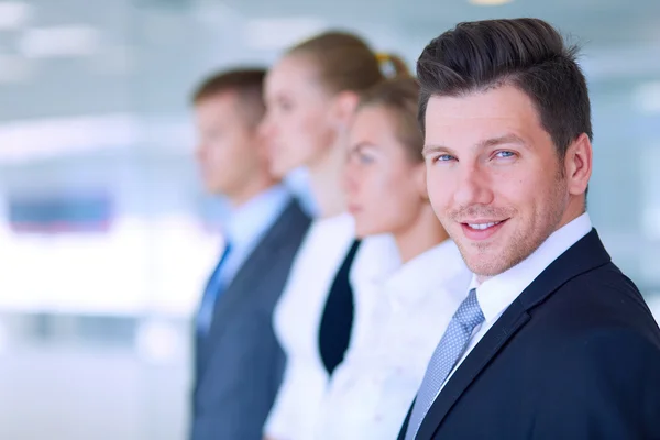 Sorrindo equipe de negócios de sucesso em pé no escritório — Fotografia de Stock