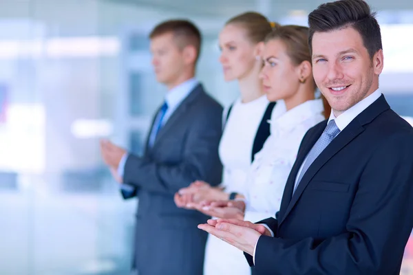 Gente de negocios sonrientes aplaudiendo una buena presentación en la oficina — Foto de Stock