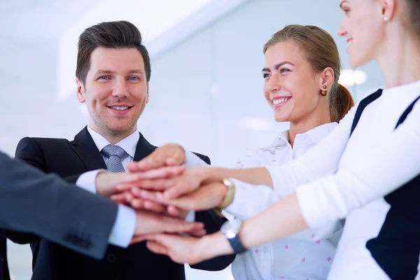 Geschäftsleute mit den Händen im Kreis — Stockfoto