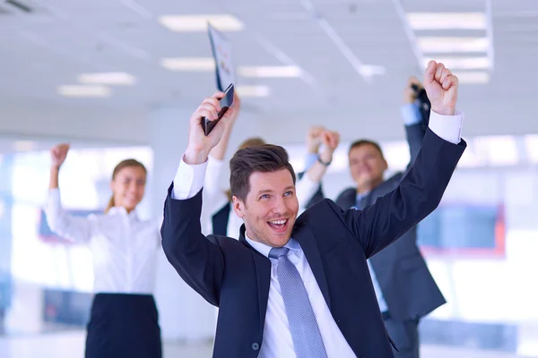 Equipe de negócios celebrando um triunfo com os braços para cima — Fotografia de Stock