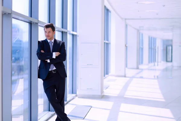 Portret van een zakenman in de buurt van een raam in het kantoor — Stockfoto