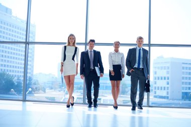 Modern ofis genç iş adamları git