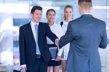 Birbirleri ile el sıkışan iki başarılı iş adamı