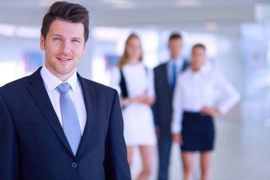 arka planda meslektaşları ile Office genç işadamı portresi