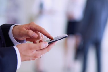 arka planda meslektaşları ile Office genç işadamı portresi