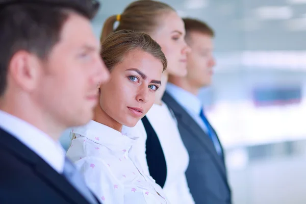 Sorridente business team di successo in piedi in ufficio — Foto Stock