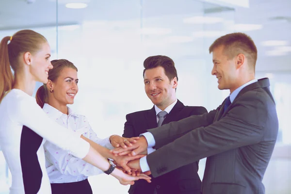 Gente de negocios con las manos juntas en un círculo — Foto de Stock