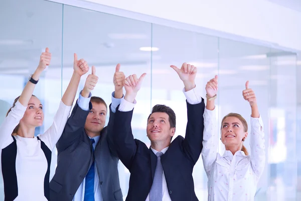 Gelukkig business team duimen opdagen in office — Stockfoto