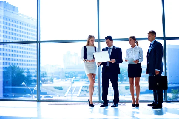Sorridente business team di successo in piedi in ufficio — Foto Stock