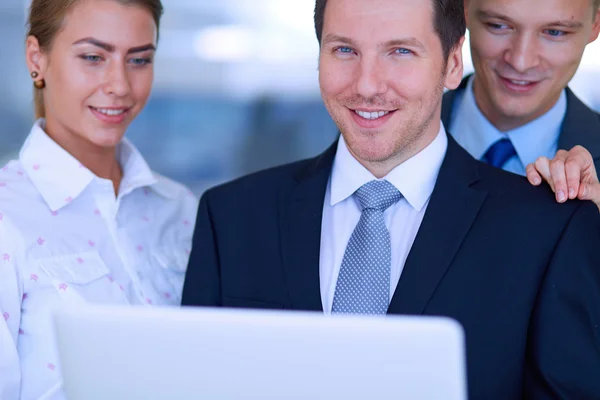 Groep zakenmensen doet presentatie met laptop tijdens vergadering — Stockfoto