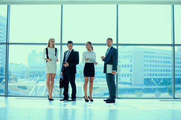 Usmíval se úspěšný obchodní tým stojí v úřadu — Stock fotografie