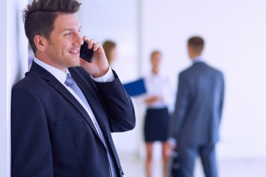 arka planda meslektaşları ile Office genç işadamı portresi