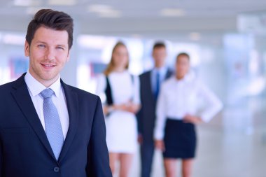 arka planda meslektaşları ile Office genç işadamı portresi