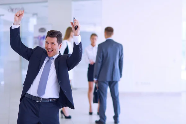 Equipe de negócios celebrando um triunfo com os braços para cima — Fotografia de Stock