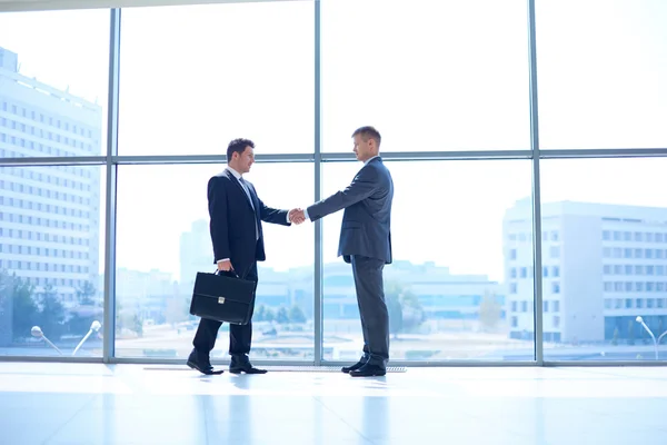 Imagen completa de dos exitosos hombres de negocios estrechándose la mano entre sí —  Fotos de Stock