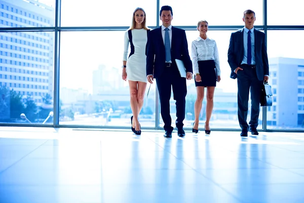 Les jeunes gens d'affaires descendent du bureau moderne — Photo