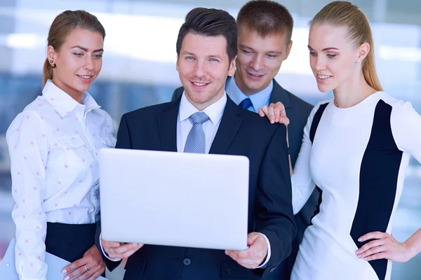 Grupo de gente de negocios haciendo presentaciones con laptop durante la reunión —  Fotos de Stock