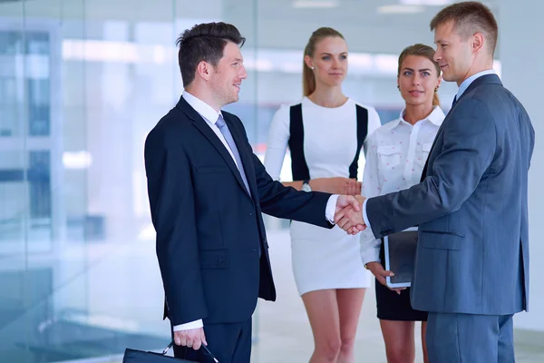 Imagen completa de dos exitosos hombres de negocios estrechándose la mano entre sí — Foto de Stock