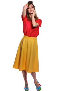 Beyaz arka plan üzerinde izole kırmızı bir ceket giymiş kıvırcık saçlı güzel kadın